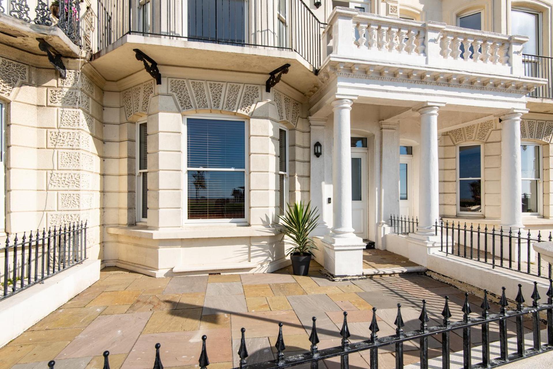 Stunning 2 Bed Apartment Sea Views And Parking Worthing Exteriér fotografie